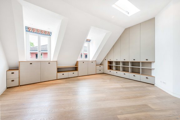 Lichtes geräumiges Gästezimmer