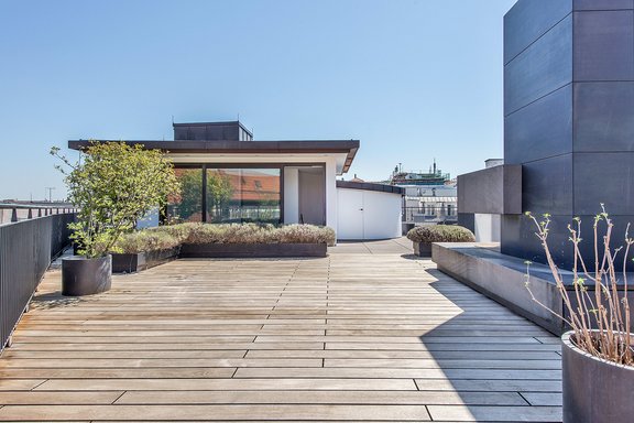 Pflanztröge schaffen einen „rooftop garden“