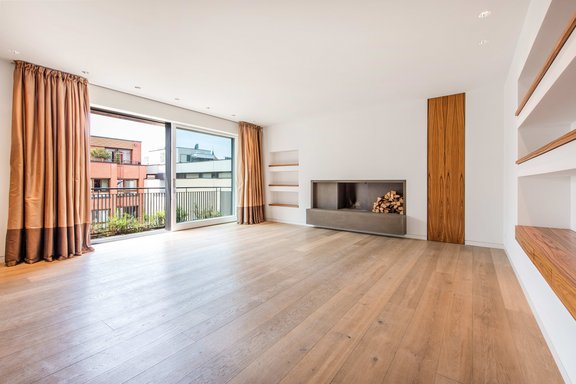 Repräsantativer Wohnbereich mit offenem Kamin