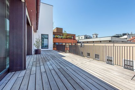 Große Terrasse vor dem Koch- und Essbereich