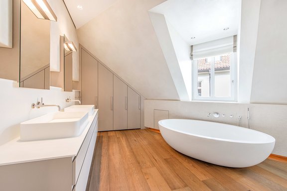 Luxuriöses Masterbad mit freistehender Wanne