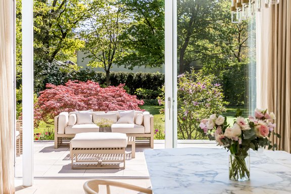 Terrasse mit Außenzugang