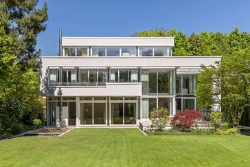 Objektvideo ansehen: Spektakuläre Villa mit parkartigem Südgarten, Lift, Indoor-Pool und Tiefgarage