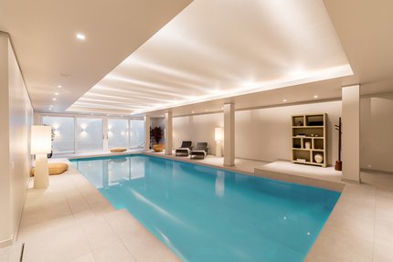 Tageslicht-Schwimmhalle