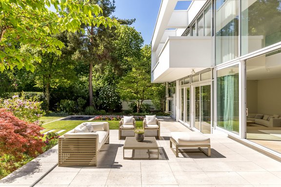 Sonnige Naturstein-Terrasse