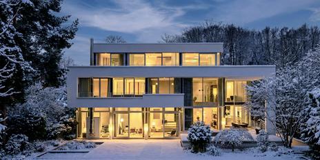 Spectacular villa with park-like south-facing garden, elevator, indoor pool and underground garage