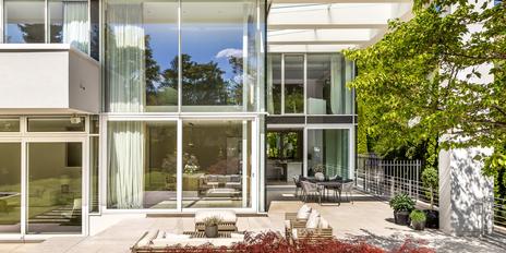 Spectacular villa with park-like south-facing garden, elevator, indoor pool and underground garage