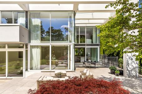 Spectacular villa with park-like south-facing garden, elevator, indoor pool and underground garage