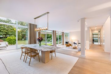 Objektvideo ansehen: Spektakuläre Villa mit parkartigem Südgarten, Lift, Indoor-Pool und Tiefgarage