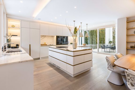 Eat-in kitchen with family dining area