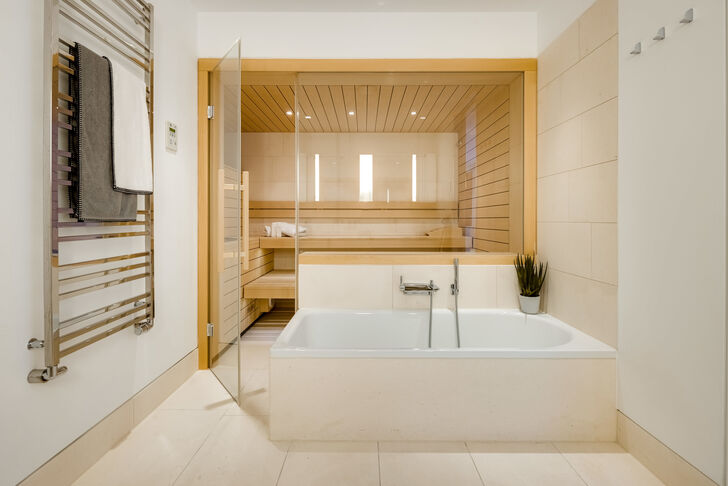 Bad mit geräumiger Sauna