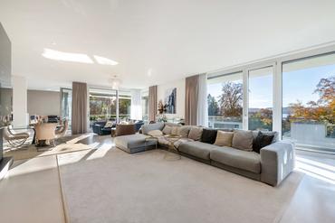 Spektakulärer Seeblick: Exquisites Penthouse mit Dachterrassen und Design-Ästhetik