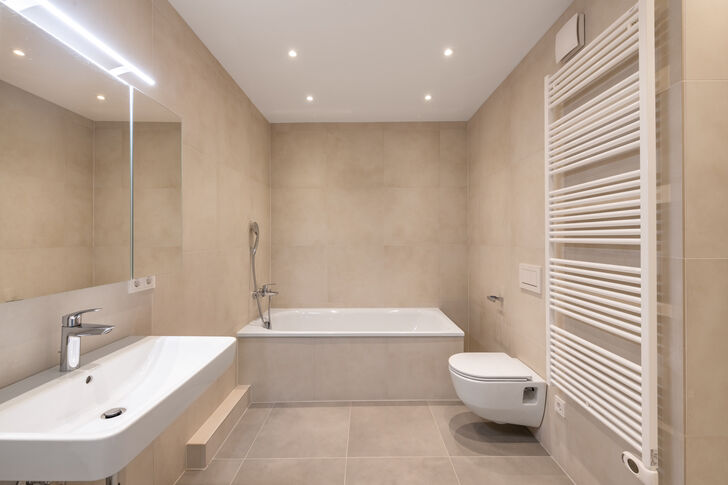 Modernes Bad mit Dusche und Wanne