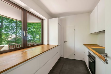 Schreiner-Küche mit Vorratskammer