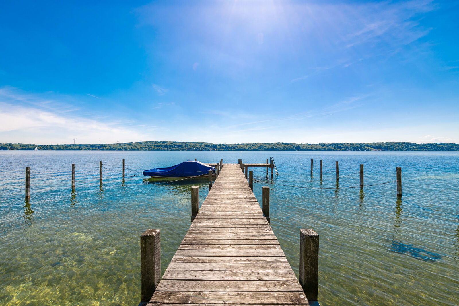 Sonniger Bootssteg mit Weitblick