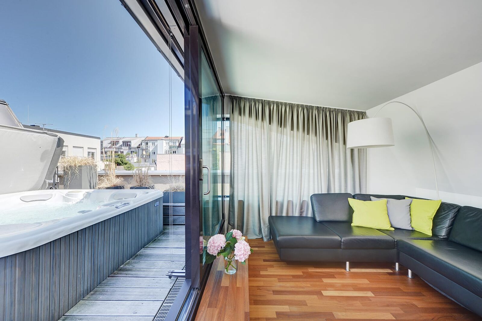 Wohnbereich mit Dachterrasse und Jaccuzi
