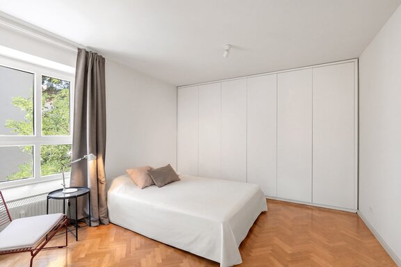 Schlafzimmer mit Einbauschrank