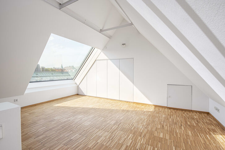 Dachstudio mit Schrankeinbauten