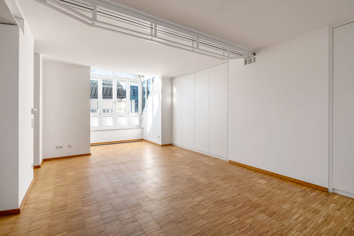 Geräumiger Wohnraum mit Stauflächen