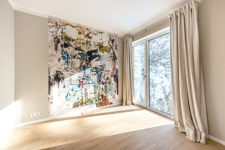 Schlafzimmer mit bodentiefen Fenstern