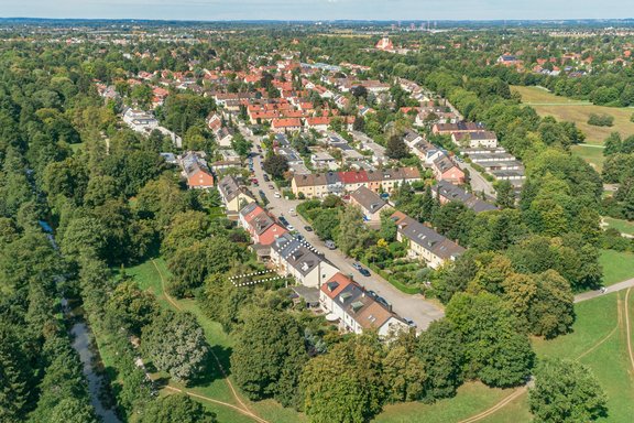 The townhouse borders directly on the extensive green spaces