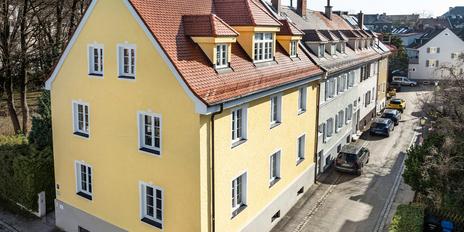 Stadthaus mit Perspektive: Kapitalanlage mit Kita im Hochparterre und Maisonettewohnung