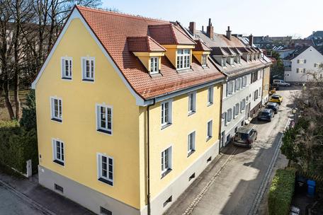 Stadthaus mit Perspektive: Kapitalanlage mit Kita im Hochparterre und Maisonettewohnung