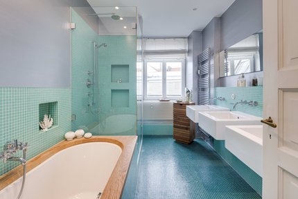 Spacious children's/guest bathroom