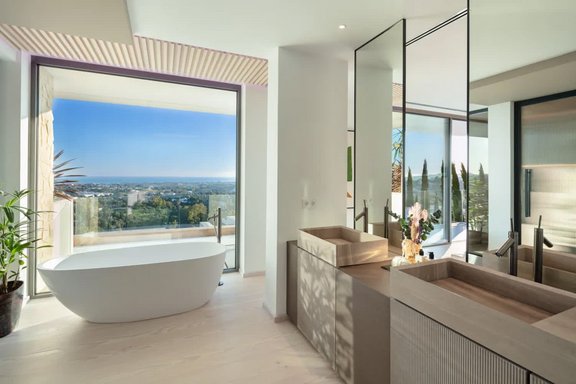 Master bathroom with sea view