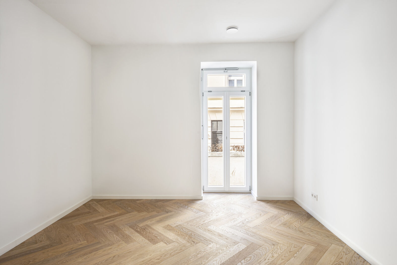 Schlafzimmer mit bodentiefem Fenster