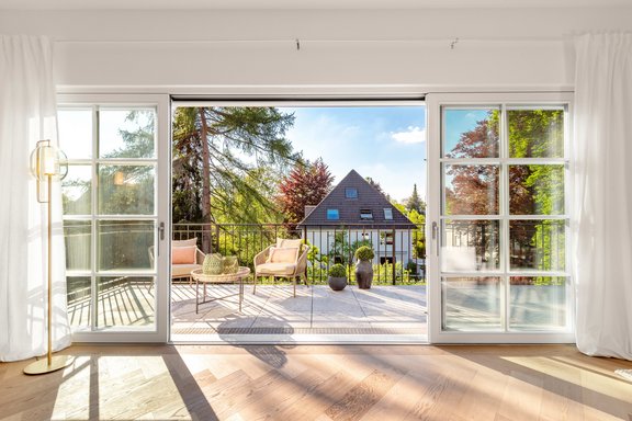 Blick auf die Terrasse im Frühling