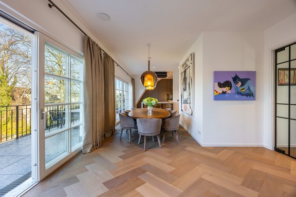 Wohnen, Essen u. Kochen bilden ein weitläufiges Ganzes