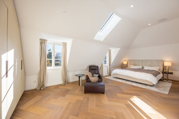 Masterschlafzimmer mit Schreinereinbauten