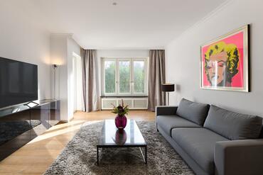 Style and Charm: Furnished 2.5-room apartment with a balcony in a prime location in Bogenhausen