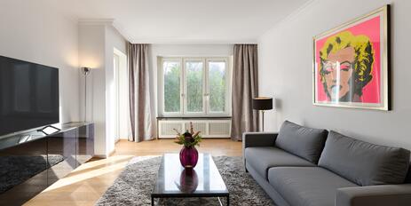 Stil und Charme: Möblierte 2,5-Zimmer-Wohnung mit Balkon in feinster Bogenhauser Lage