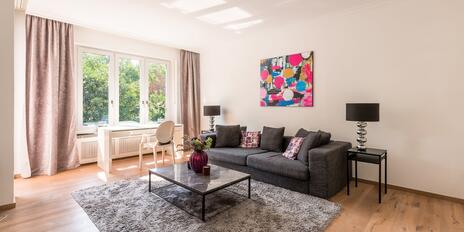 Stil und Charme: Möblierte 2,5-Zimmer-Wohnung mit Balkon in feinster Bogenhauser Lage