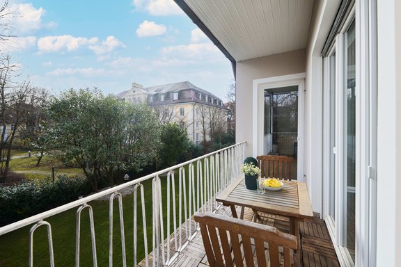 Zauberhafter Ost-Balkon mit Blick ins Grüne