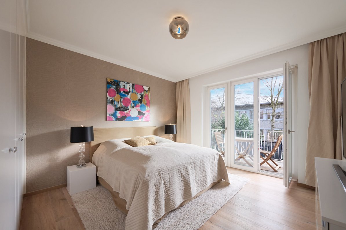 Lichtdurchflutetes Schlafzimmer mit Balkon