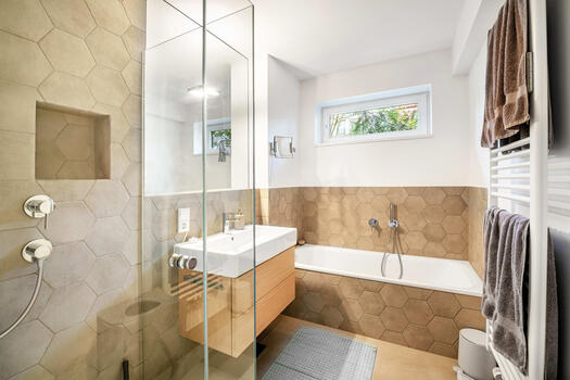 Stylish daylight bathroom