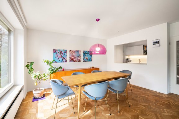 Essplatz mit Durchreiche