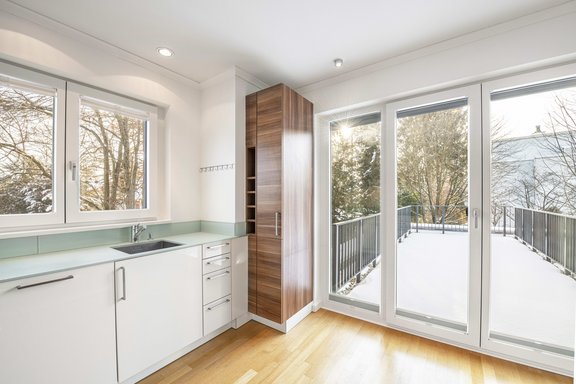 Küche mit anschließender Balkonterrasse