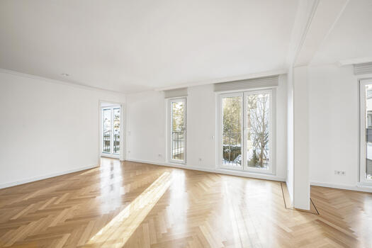 Spacious living / dining area