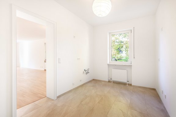 Küche mit Zugang zum Wohn-Essbereich