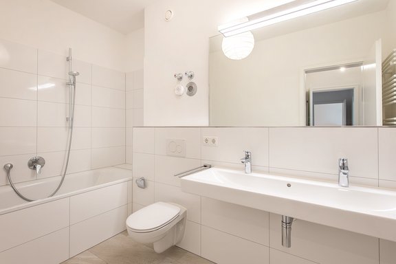 Neuwertiges Masterbad