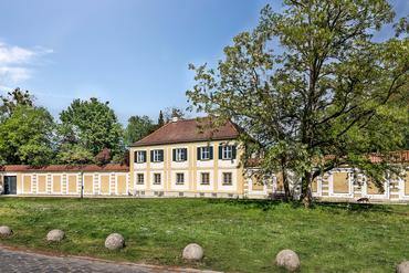 Stylishly modernised 3.5 room apartment over two levels in a unique historic location