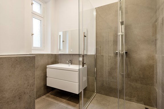 Modernes Badezimmer mit Feinsteinfliesen