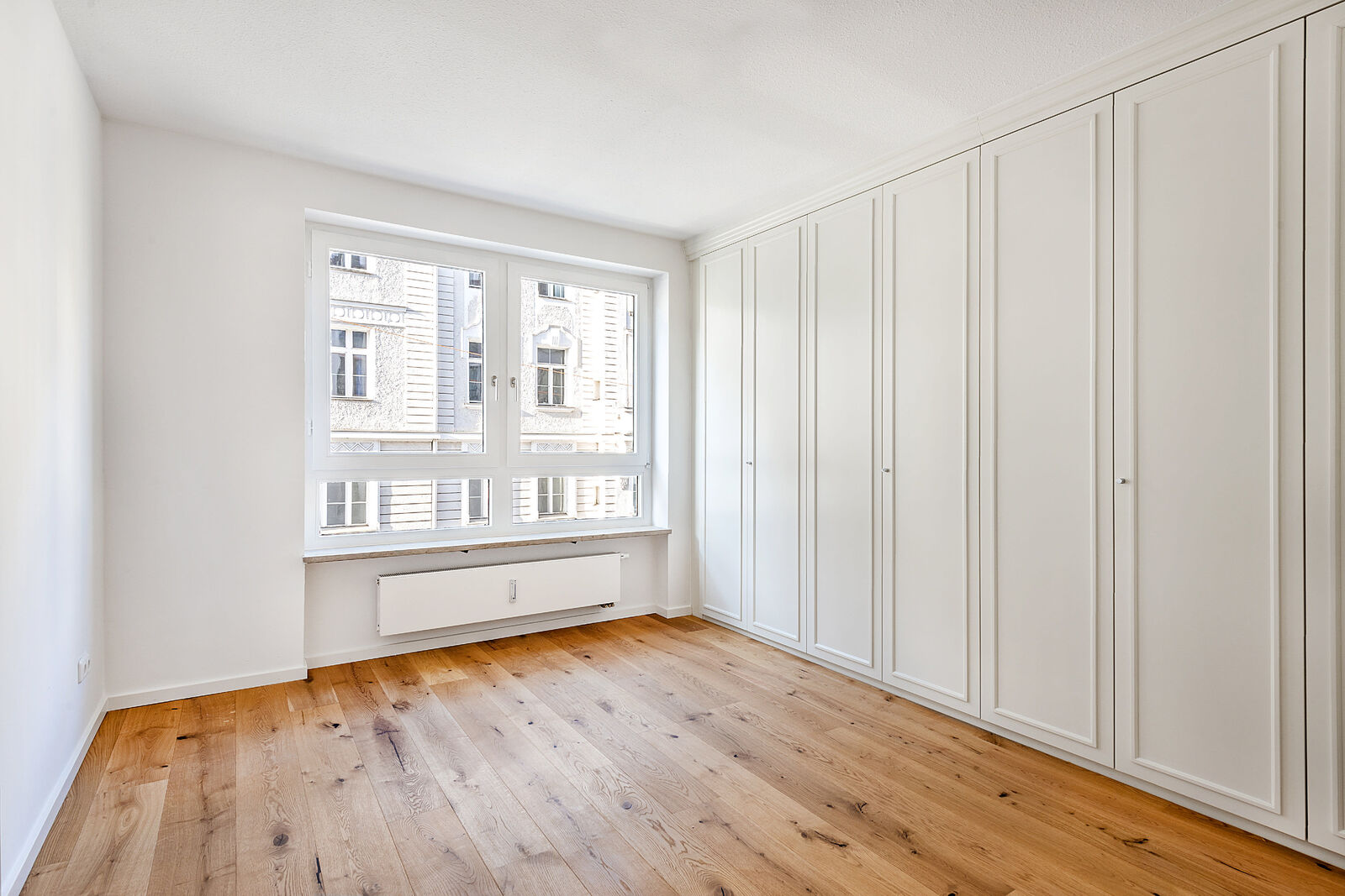 Schlafzimmer mit Maßeinbauten