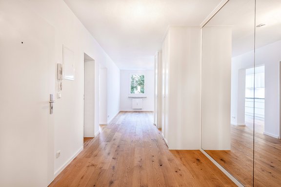 Entrance area with cupboard fittings