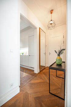 Entrance hall with a large mirror and storage space