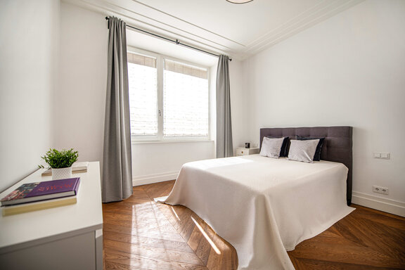 Schlafzimmer mit viel Tageslicht